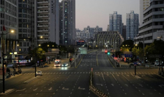 Une route vide à Shanghai, en Chine