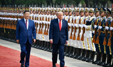 Le président américain Donald Trump (droite) et son homologue chinois Xi Jinping passent des troupes en revue, le 14 mai 2026 à Pékin ( POOL / Kenny HOLSTON )