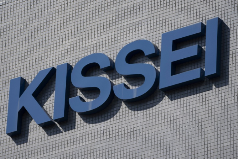 Le logo du groupe pharmaceutique japonais Kissei Pharmaceutical à Tokyo, le 16 mai 2026 ( AFP / Yuichi YAMAZAKI )