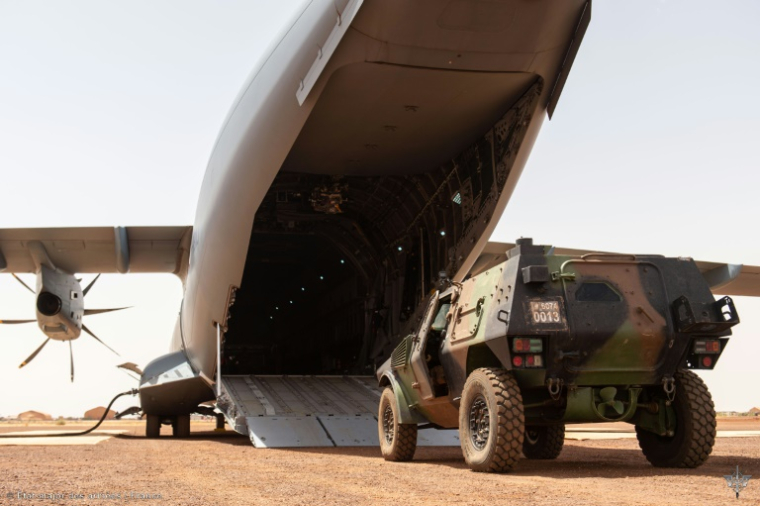 Photo du 28 juin 2022 publiée par l'État-major des armées françaises montrant un véhicule blindé léger VBL embarquant dans un avion de transport du Détachement interarmées de transit (DETIA), pendant le retrait militaire français, avec les troupes quittant les dernières bases au Mali ( Etat Major des Armées / Handout )