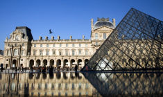 L'accès au Louvre est bloqué par des étudiants mobilisés pour exprimer leur "soutien" au mouvement des lycéens et dénoncer "la répression policière" ( AFP / LOIC VENANCE )