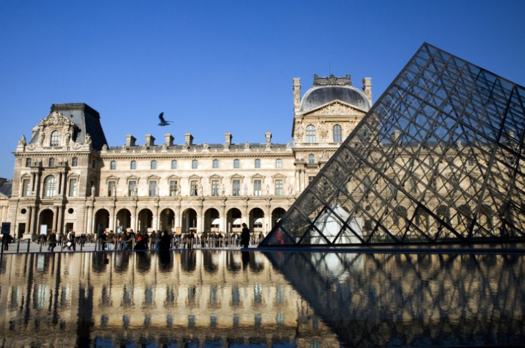 L'accès au Louvre est bloqué par des étudiants mobilisés pour exprimer leur "soutien" au mouvement des lycéens et dénoncer "la répression policière" ( AFP / LOIC VENANCE )