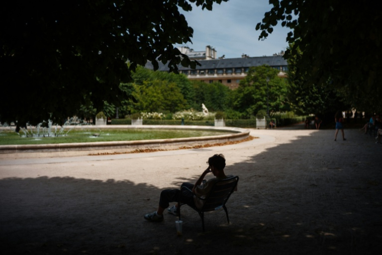 Un homme à l'ombre pendant un épisode de canicule à Paris, le 23 juin 2026 ( AFP / Dimitar DILKOFF )