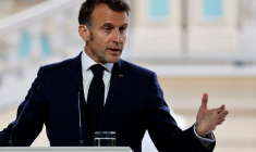 Le président français Emmanuel Macron s'exprime lors d'une conférence de presse à Kyiv