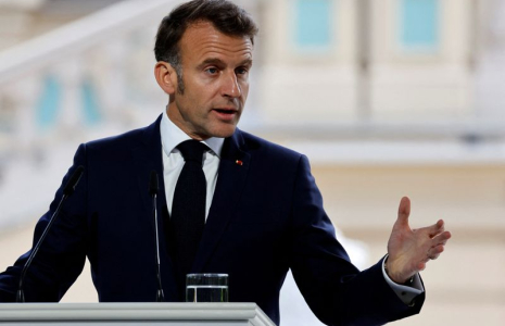 Le président français Emmanuel Macron s'exprime lors d'une conférence de presse à Kyiv