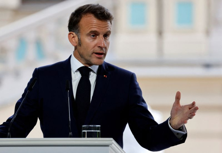 Le président français Emmanuel Macron s'exprime lors d'une conférence de presse à Kyiv