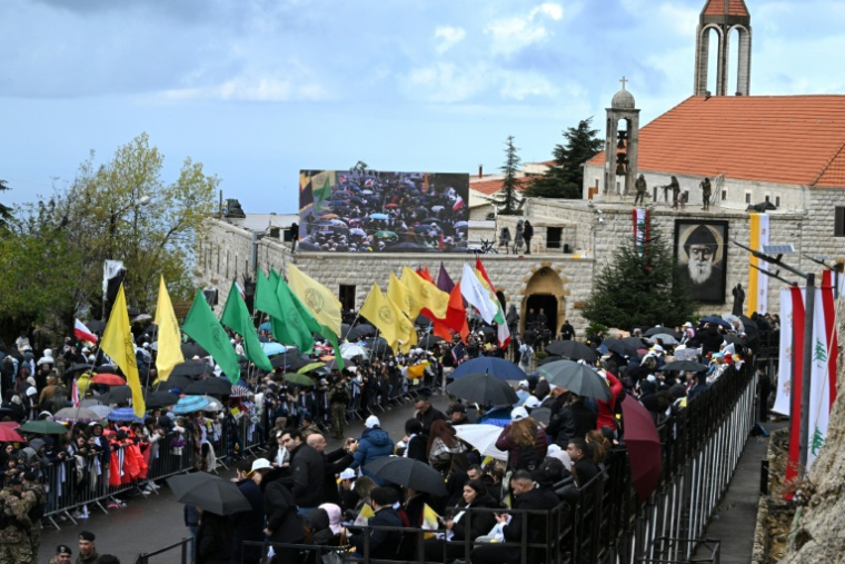La foule massée pour l'arrivée du pape Léon  XIV au monastère qui abrite la tombe de Saint Charbel Makhlouf à Annaya, le 1er décembre 2025 ( AFP / JOSEPH EID )