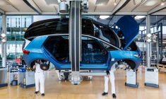 ( AFP / JENS SCHLUETER )