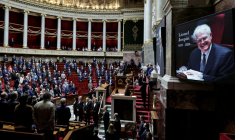 Une photo de l'ancien Premier ministre Lionel Jospin, décédé dimnache, à l'Assemblée nationale où les députés observent une minute de silence, le 24 mars 2026 à Paris ( AFP / STEPHANE DE SAKUTIN )