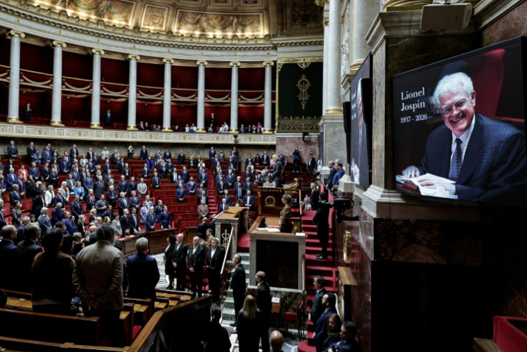 Une photo de l'ancien Premier ministre Lionel Jospin, décédé dimnache, à l'Assemblée nationale où les députés observent une minute de silence, le 24 mars 2026 à Paris ( AFP / STEPHANE DE SAKUTIN )