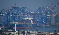 Le porte-conteneurs Rigoletto exploité par l'armateur CMA CGM sur un terminal du port de Los Angeles en Californien le 3 février 2025 ( AFP / Patrick T. Fallon )