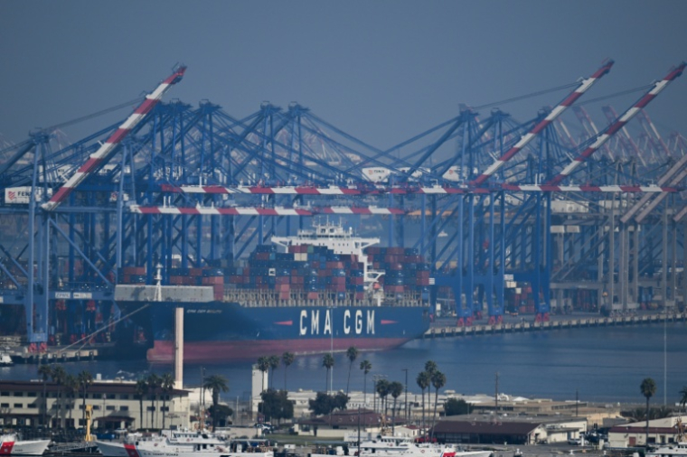 Le porte-conteneurs Rigoletto exploité par l'armateur CMA CGM sur un terminal du port de Los Angeles en Californien le 3 février 2025 ( AFP / Patrick T. Fallon )