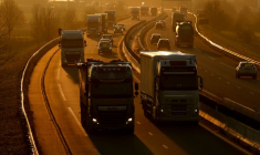 Des camions et des voitures circulent sur l'autoroute Paris-Bruxelles au coucher du soleil à Tilloy-lez-Cambrai