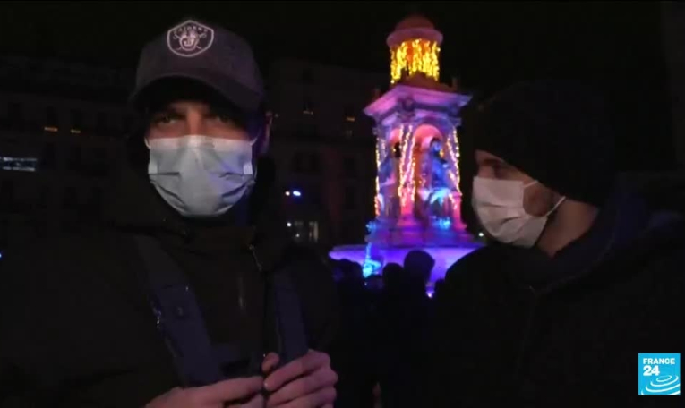 Fête des lumières : les Lyonnais, masqués, renouent avec la tradition