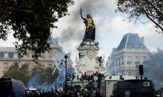 De la fumée enveloppe la Statue de la République, recouverte d'une banderole jaune, lors d'une manifestation contre la vie chère, place de la République à Paris, le 17 octobre 2026 ( AFP / GEOFFROY VAN DER HASSELT )