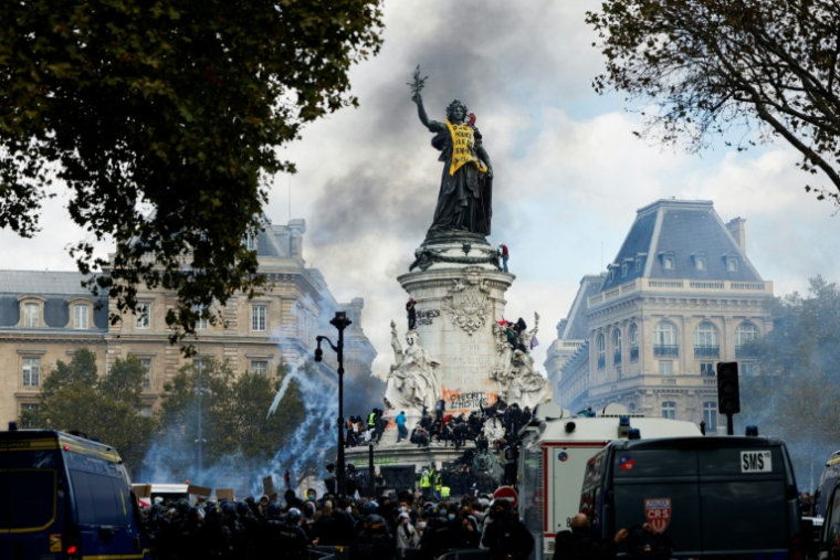 De la fumée enveloppe la Statue de la République, recouverte d'une banderole jaune, lors d'une manifestation contre la vie chère, place de la République à Paris, le 17 octobre 2026 ( AFP / GEOFFROY VAN DER HASSELT )