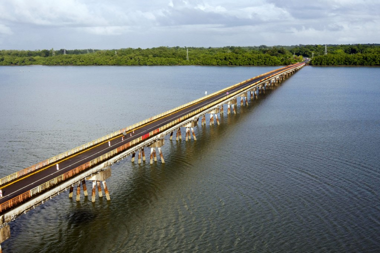 Le pont du Larivot, sur la rivière de Cayenne, à proximité du site de la future centrale électrique. ( AFP / JODY AMIET )