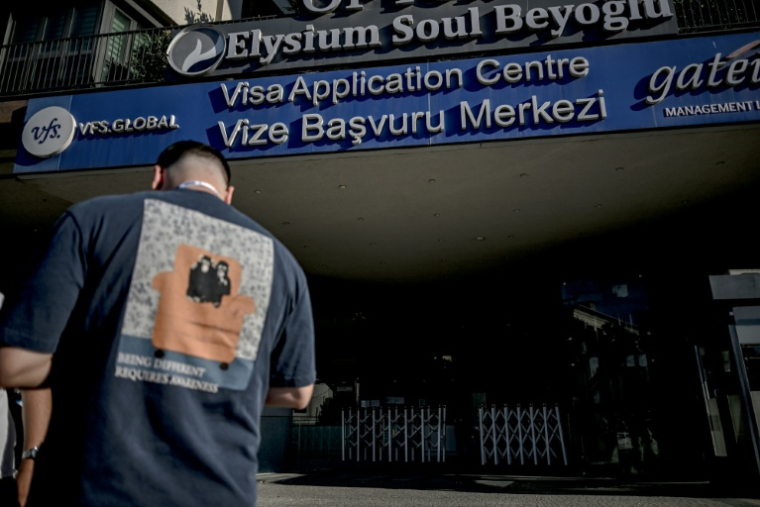 Dans la file d'attente devant un centre de demande de visas Schengen à Istanbul, le 30 juin 2026.   ( AFP / Ozan KOSE )