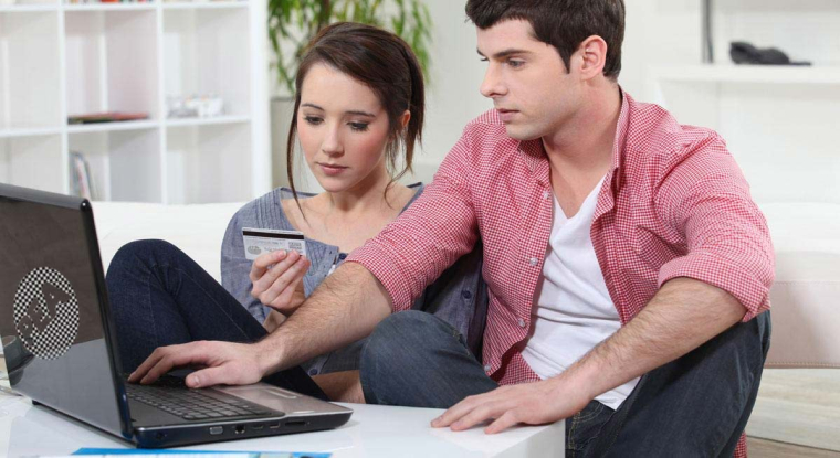 Un jeune rattaché au foyer fiscal de ses parents peut désormais ouvrir un plan d'épargne en actions. (© Phovoir)