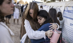 Des jeunes femmes s'étreignent devant le mémorial dédié aux victimes des attaques du Hamas de 2023, sur le site du festival Nova à Réïm, dans le sud d'Israël, le 7 octobre 2026 ( AFP / JOHN WESSELS )