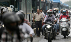 Un piéton marche à proximité de véhicules à New Delhi le 8 juillet 2026  ( AFP / Arun SANKAR )