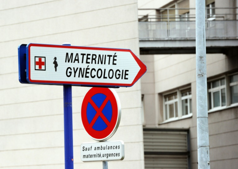 Un panneau indiquant la direction de la maternité à l'hôpital Jeanne de Flandre de Lille, le 30 janvier 2014 ( AFP / PHILIPPE HUGUEN )