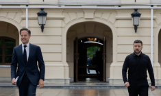 Le président ukrainien Volodymyr Zelensky (à droite) et le chef de l'Otan, Mark Rutte (à gauche), arrivent à une conférence de presse à Kiev le 3 juin 2026 ( AFP / Tetiana DZHAFAROVA )