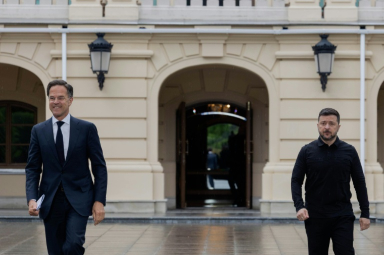 Le président ukrainien Volodymyr Zelensky (à droite) et le chef de l'Otan, Mark Rutte (à gauche), arrivent à une conférence de presse à Kiev le 3 juin 2026 ( AFP / Tetiana DZHAFAROVA )