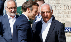 Emmanuel Macron (C) et François Patriat (D), le 28 mars 2022 à Dijon ( AFP / Ludovic MARIN )