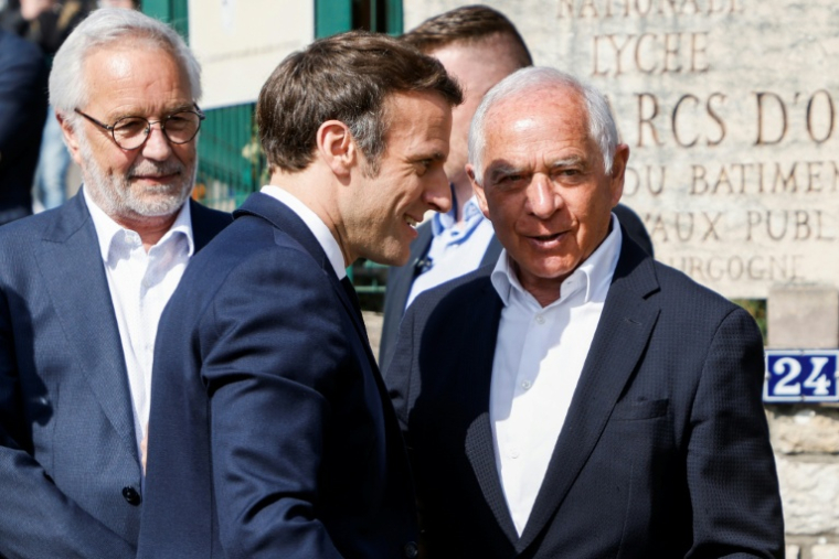 Emmanuel Macron (C) et François Patriat (D), le 28 mars 2022 à Dijon ( AFP / Ludovic MARIN )