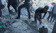 Les Palestiniens nettoient la destruction d'une frappe à Khan Younis, à Gaza