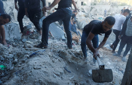 Les Palestiniens nettoient la destruction d'une frappe à Khan Younis, à Gaza