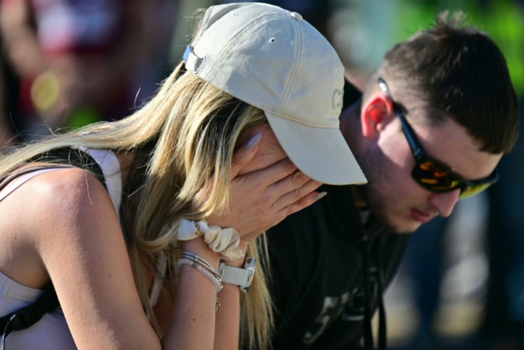 Des personnes déposent des fleurs en hommage aux victimes de l'accident mortel de la gare serbe de Novi Sad survenu il y a un an jour pour jour, le 1er novembre 2025 à Novi Sad ( AFP / Andrej ISAKOVIC )