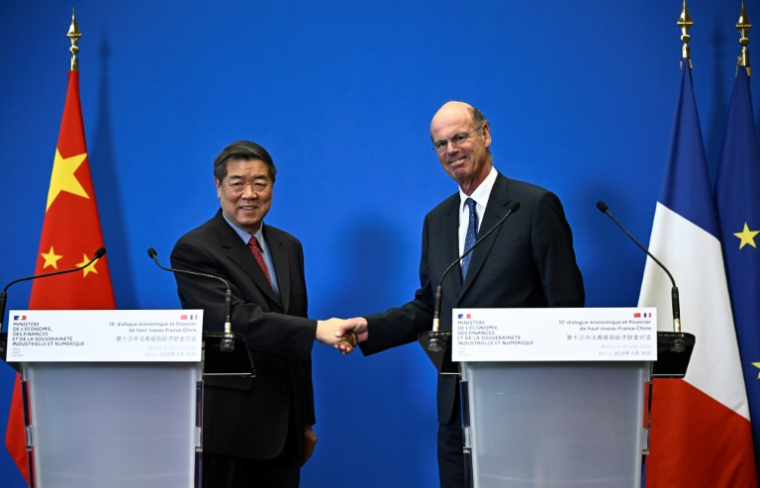 LLe vice-Premier ministre chinois He Lifeng et le ministre français du Commerce, Eric Lombard (d), le 15 mai 2025 à Paris ( AFP / JULIEN DE ROSA )