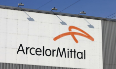 Le logo de l'aciérie ArcelorMittal est photographié à Seraing
