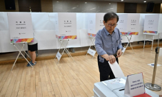 Un électeur dépose son bulletin lors de l'élection présidentielle sud-coréenne du 3 juin 2025, à Séoul ( AFP / Pedro Pardo )
