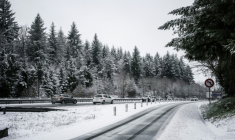 Des voitures sur l'autoroute A89 près de Thiers, dans le Puy-de-Dôme, le 10 janvier 2026 ( AFP / JEFF PACHOUD )