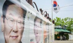 Des affiches électorales pour la présidentielle du 3 juin dans le village sud-coréen de Tongilchon, près de la frontière avec la Corée du Nord, le 28 mai 2025 ( AFP / ANTHONY WALLACE )