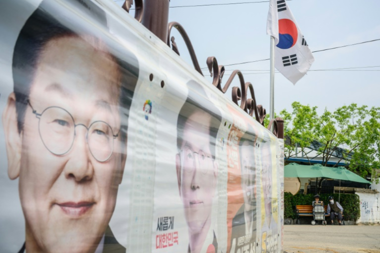 Des affiches électorales pour la présidentielle du 3 juin dans le village sud-coréen de Tongilchon, près de la frontière avec la Corée du Nord, le 28 mai 2025 ( AFP / ANTHONY WALLACE )