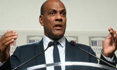 Serge Letchimy, alors député socialiste français, lors d'une conférence de presse à Paris, le 26 novembre 2019 ( AFP / DOMINIQUE FAGET )