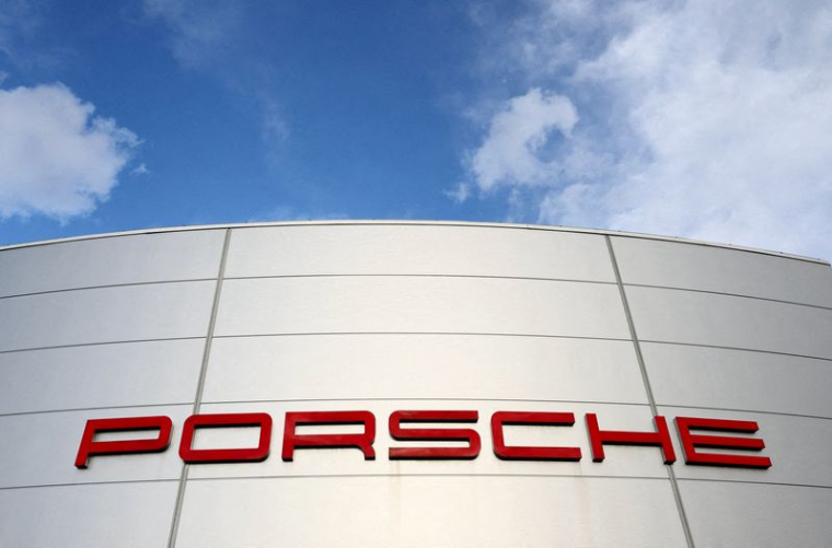 Un logo de Porsche est visible devant un concessionnaire Porsche à Bruxelles