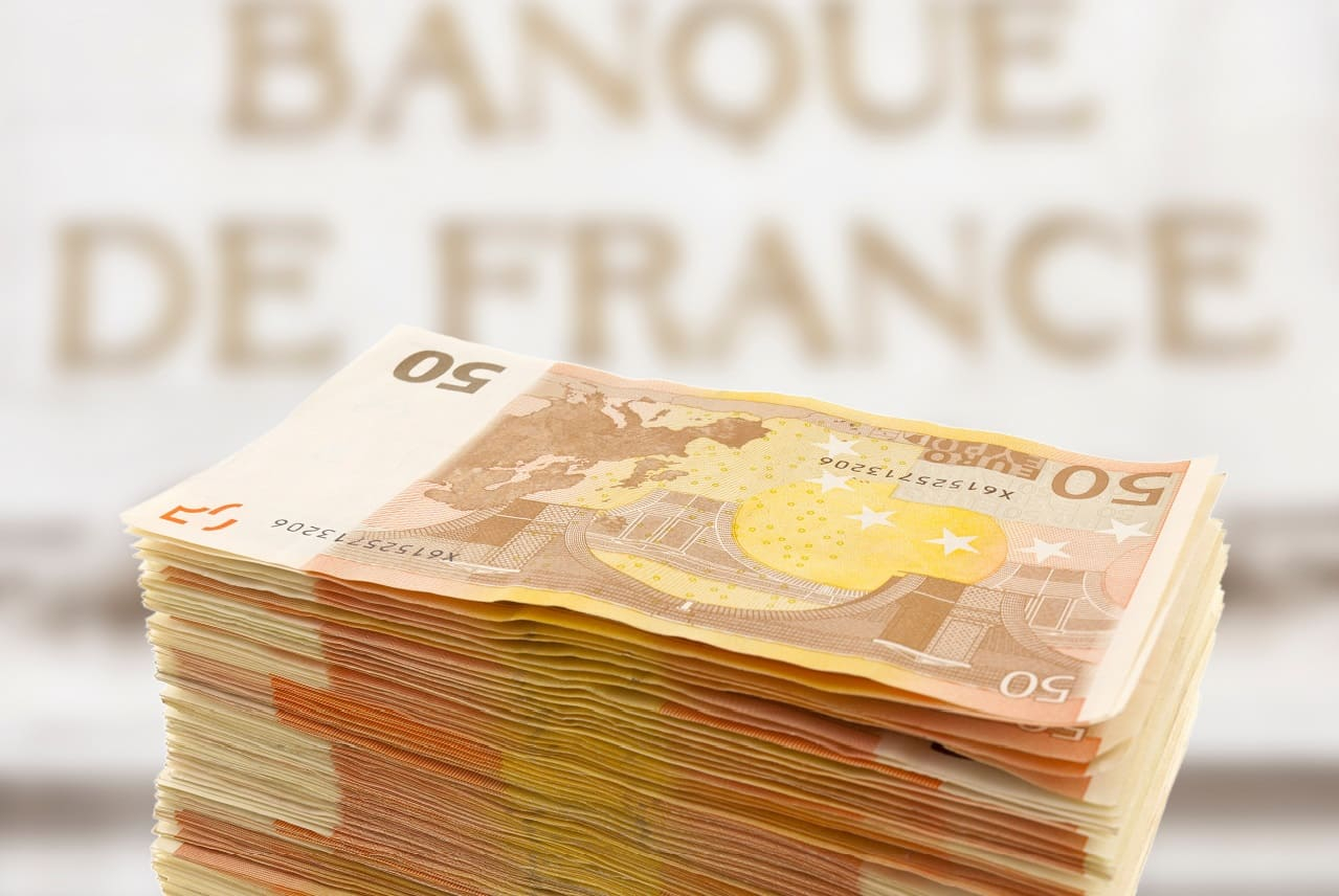 (Des liasses de billets passent au contrôle qualité dans les machines de la Banque de France - Crédit photo : Adobe Stock)