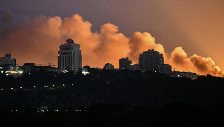 De la fumée s'élève dans le ciel de Kiev pendant des bombardements russes, le 24 mai 2026 ( AFP / Genya Savilov )