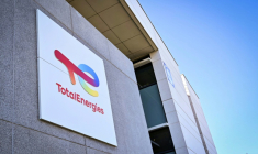 Logo de TotalEnergies à la raffinerie de Gronfreville-l'Orcher, près du Havre, le 23 avril 2026 ( AFP / Lou BENOIST )