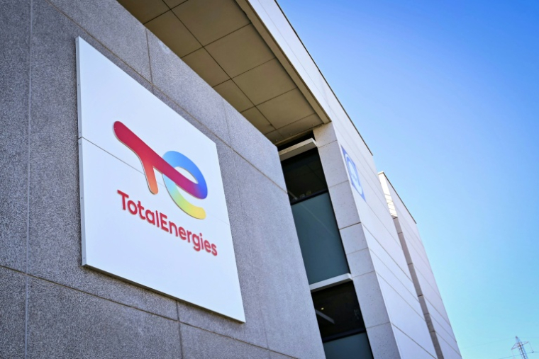 Logo de TotalEnergies à la raffinerie de Gronfreville-l'Orcher, près du Havre, le 23 avril 2026 ( AFP / Lou BENOIST )