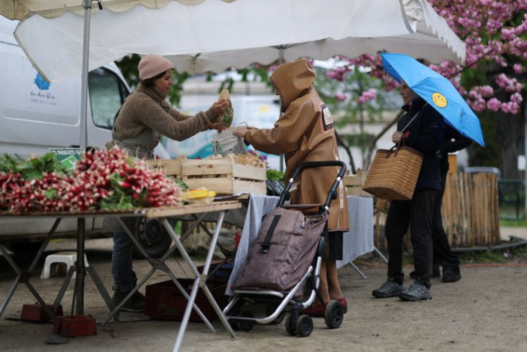 Des personnes font leurs courses sur un marché local à Nantes