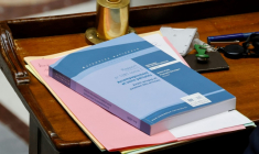 Les députés ont entamé lundi dans l'hémicycle les débats sur la fin de vie et l'examen d'un premier texte sur les soins palliatifs, tout en se projetant déjà vers le deuxième volet plus clivant concernant "l'aide à mourir" ( AFP / Ludovic MARIN )