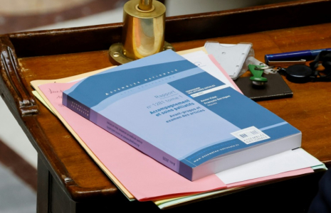 Les députés ont entamé lundi dans l'hémicycle les débats sur la fin de vie et l'examen d'un premier texte sur les soins palliatifs, tout en se projetant déjà vers le deuxième volet plus clivant concernant "l'aide à mourir" ( AFP / Ludovic MARIN )