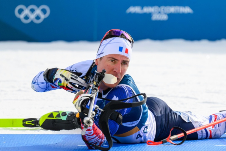 Quentin Fillon Maillet au tir couché lors de l'épreuve du 10 km sprint de biathlon aux JO de Milan Cortina, à Anterselva le 13 février 2026. ( AFP / FRANCOIS-XAVIER MARIT )