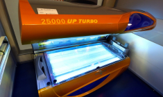 Une cabine de bronzage à Madrid le 25 août 2015 ( AFP / GERARD JULIEN )